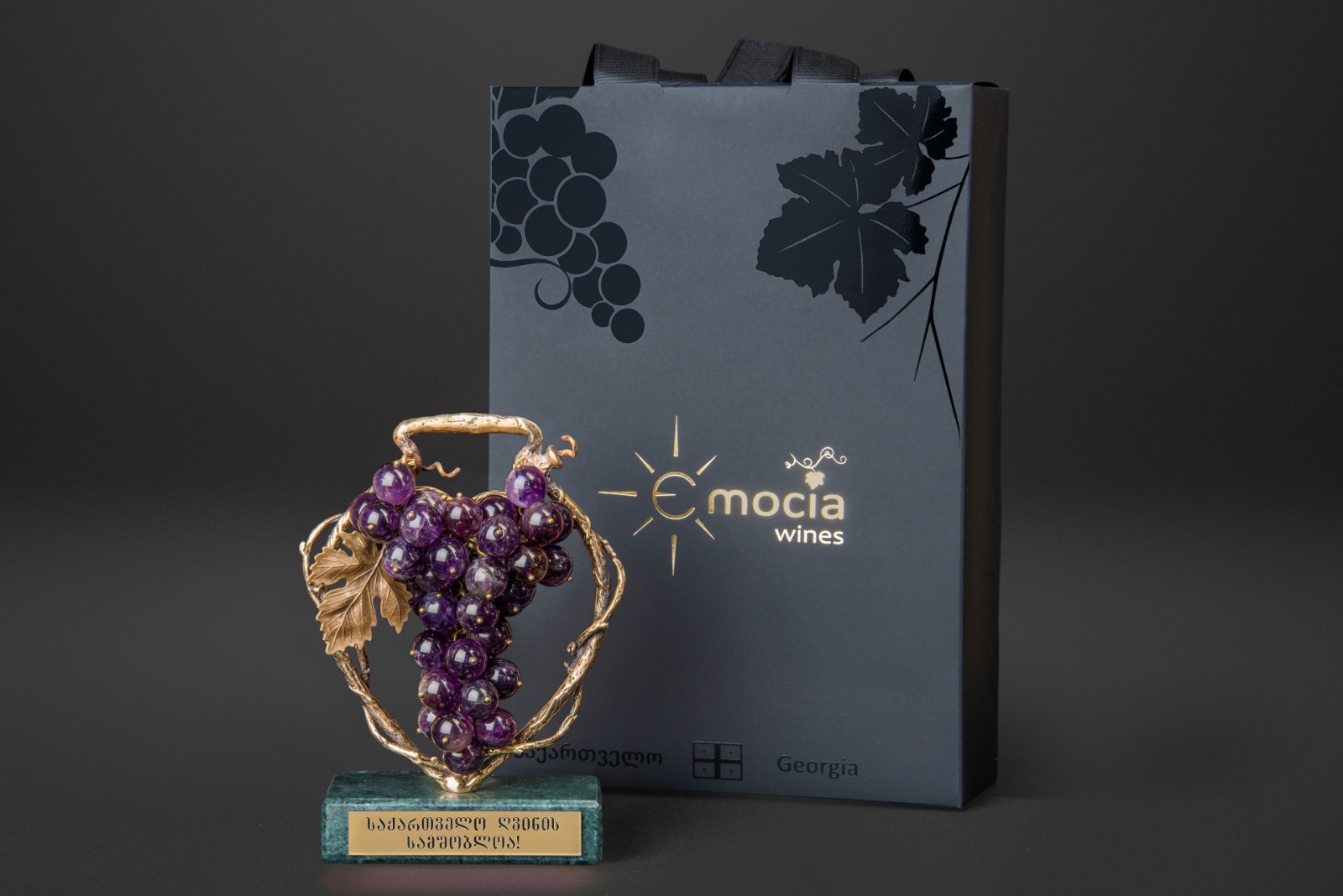 Bronze souvenir "Kvevri and Grape Saferavi"