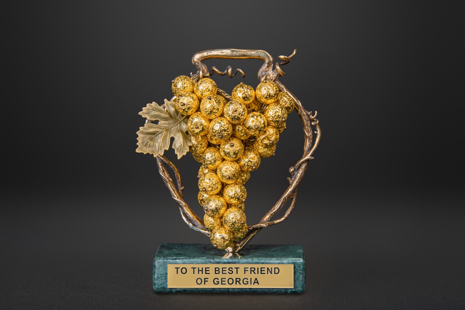 Bronze souvenir "Kvevri and Gold Grape Premium"