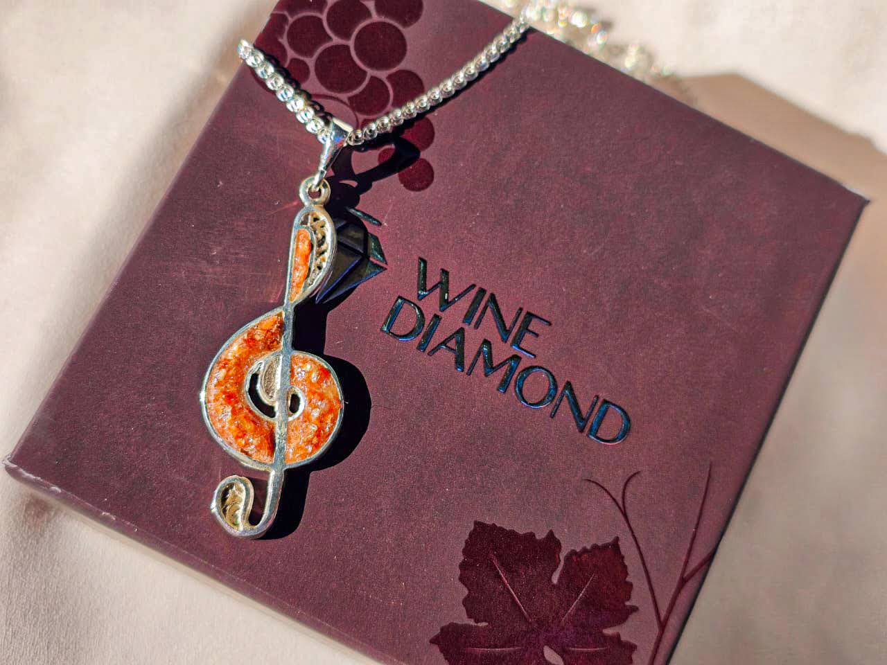 Brooch "Violin key" (Rkatsiteli)