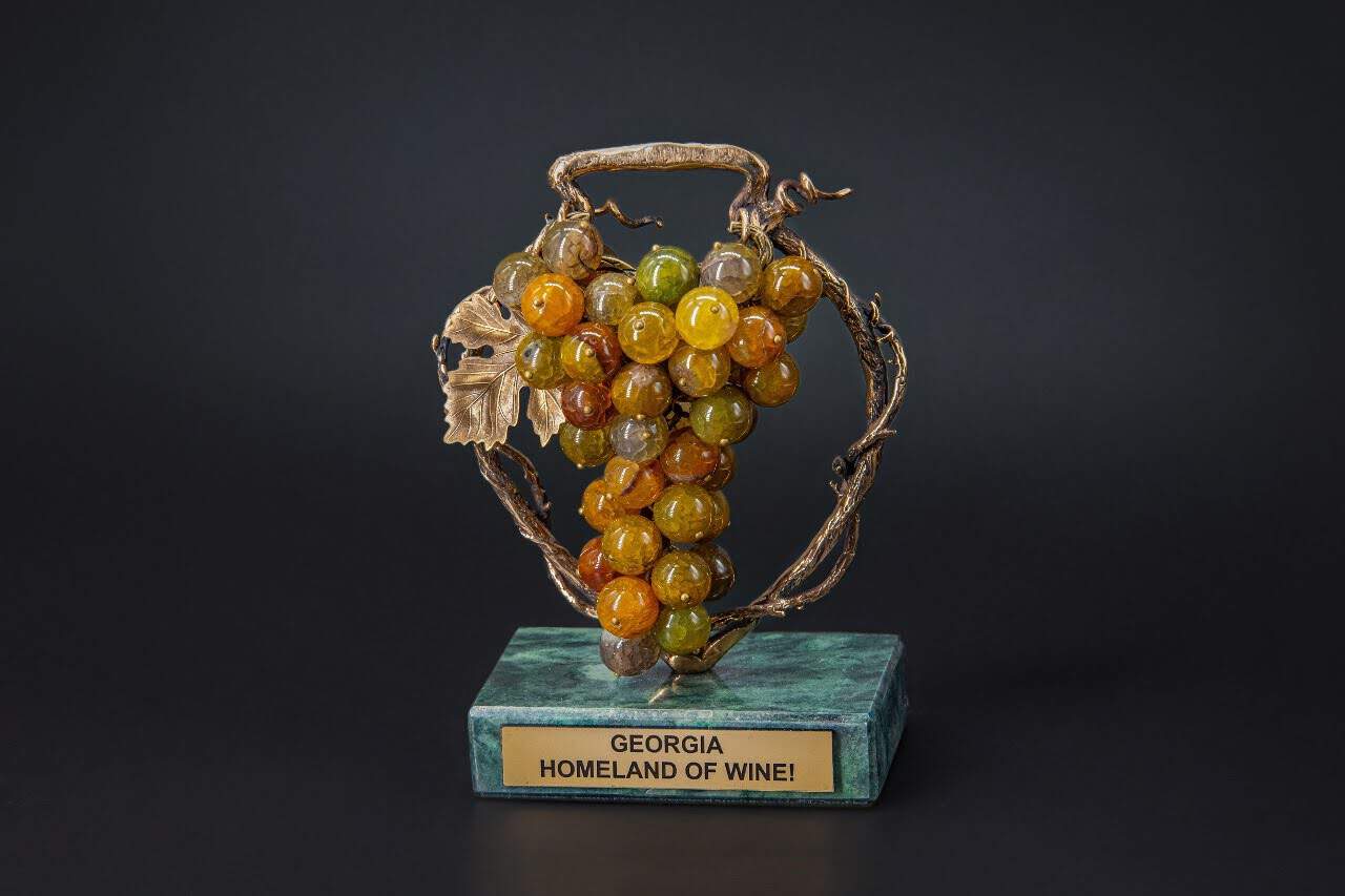 Bronze souvenir "Kvevri and Grapes" (Premium)