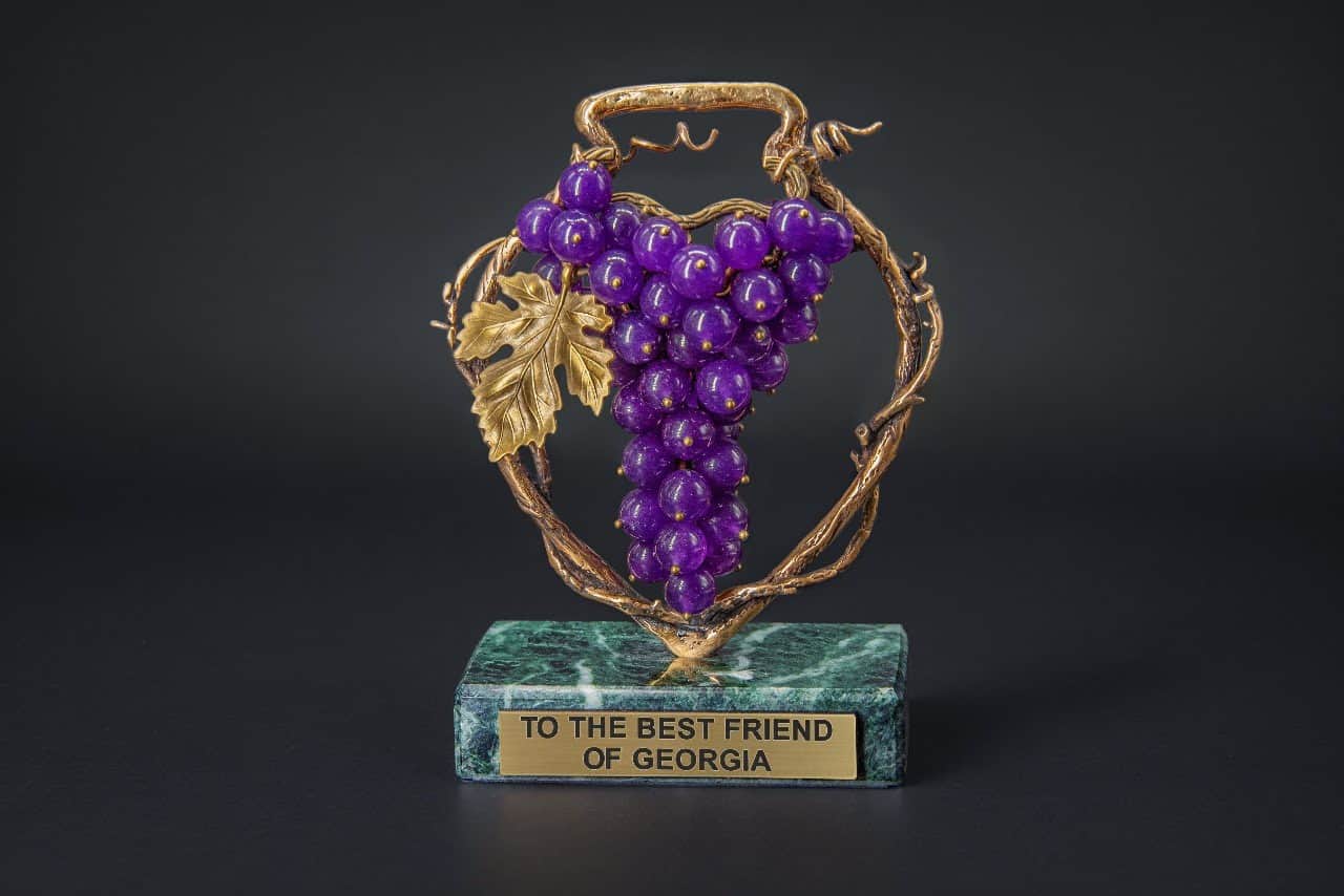 Bronze souvenir "Kvevri and Grapes saferavi"
