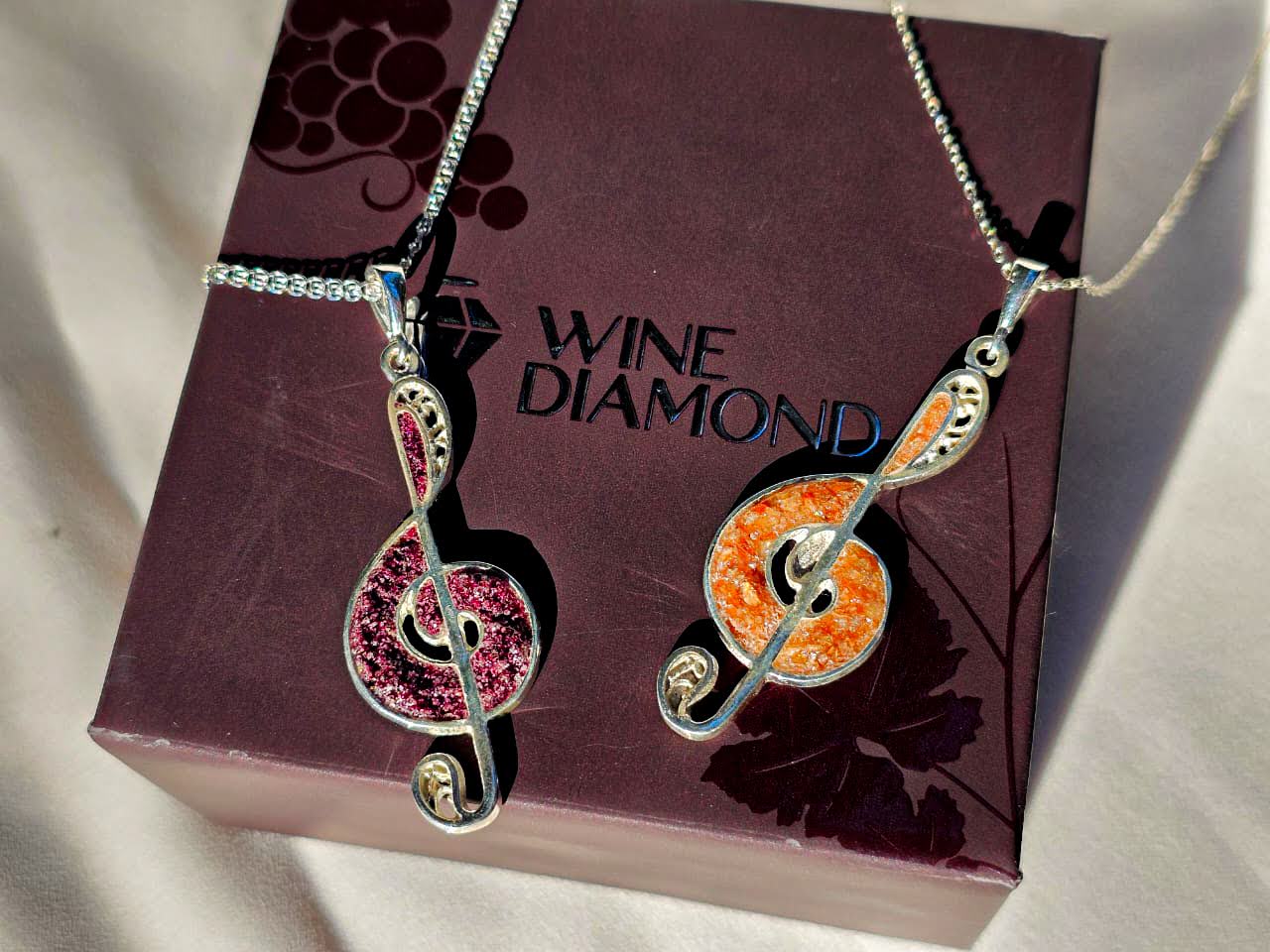 Brooch "Violin key" (Rkatsiteli)