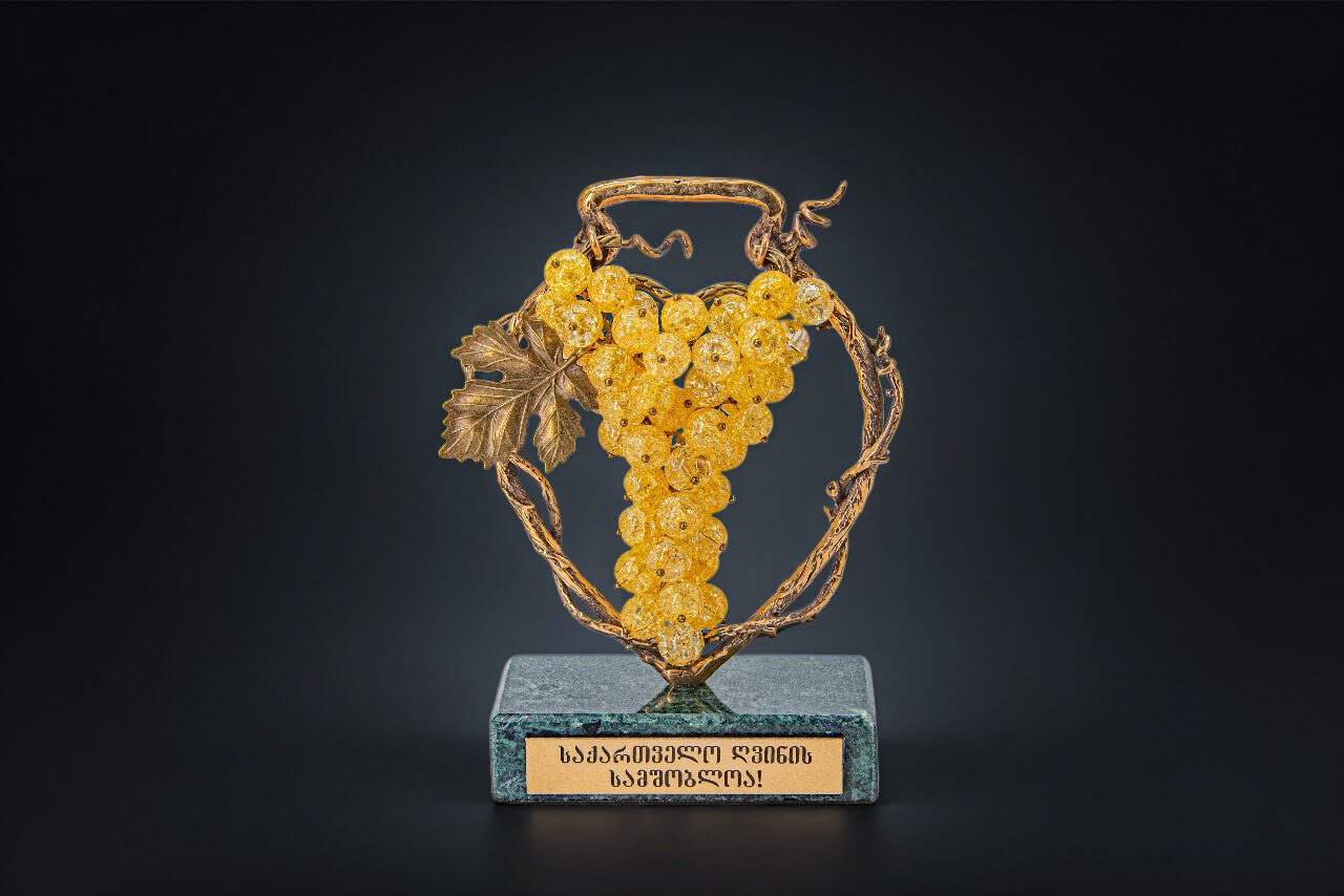 Bronze souvenir "Kvevri and Gold Grapes Premium"